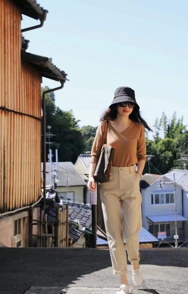 穿衣搭配|中年女性裤子穿搭很有技巧,搭配合适显身材又时尚,也更有女人味