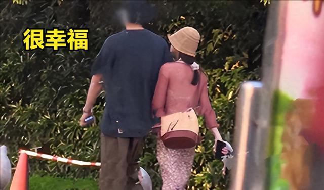 脚踏两只船?33岁男星刚红就塌房!深夜牵手小3岁女星回家过夜