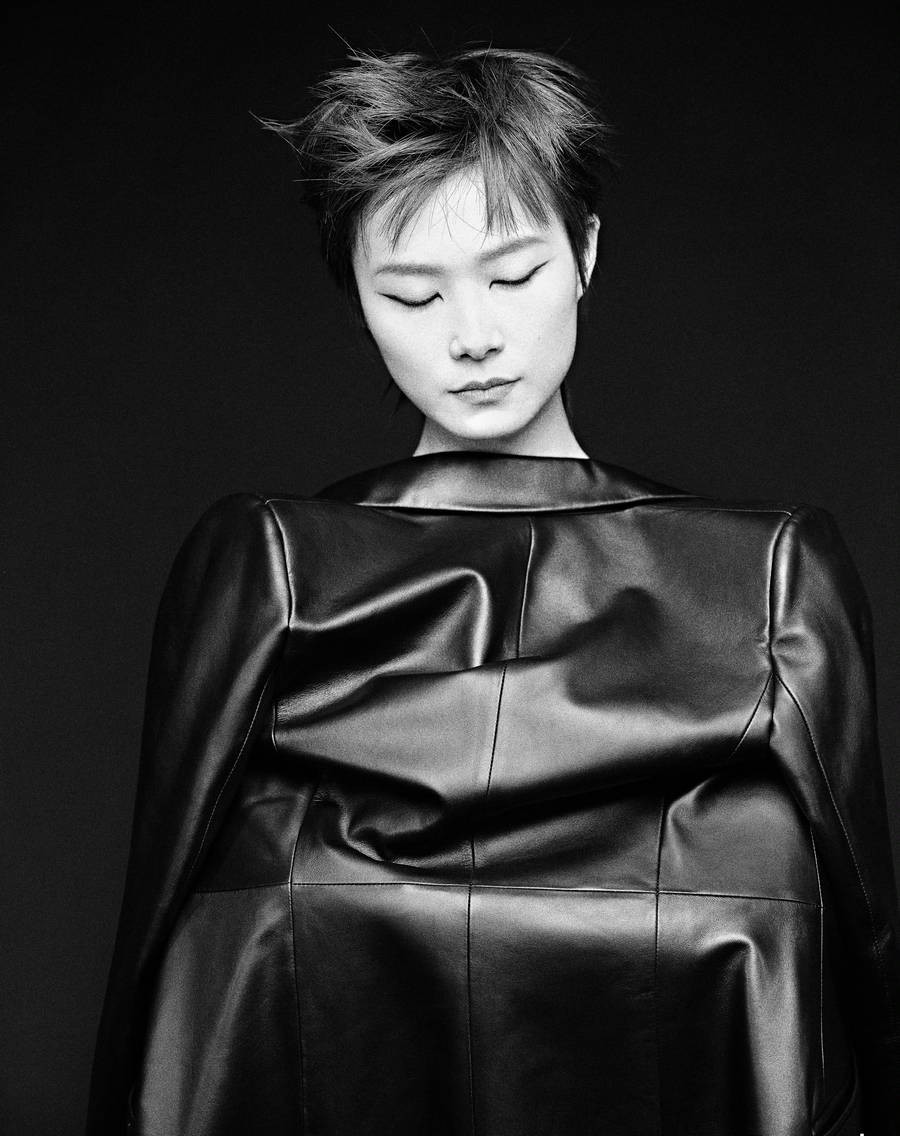 神秘感十足！李宇春最新大片上扬眼线勾勒出个性魅力，亮面皮衣！