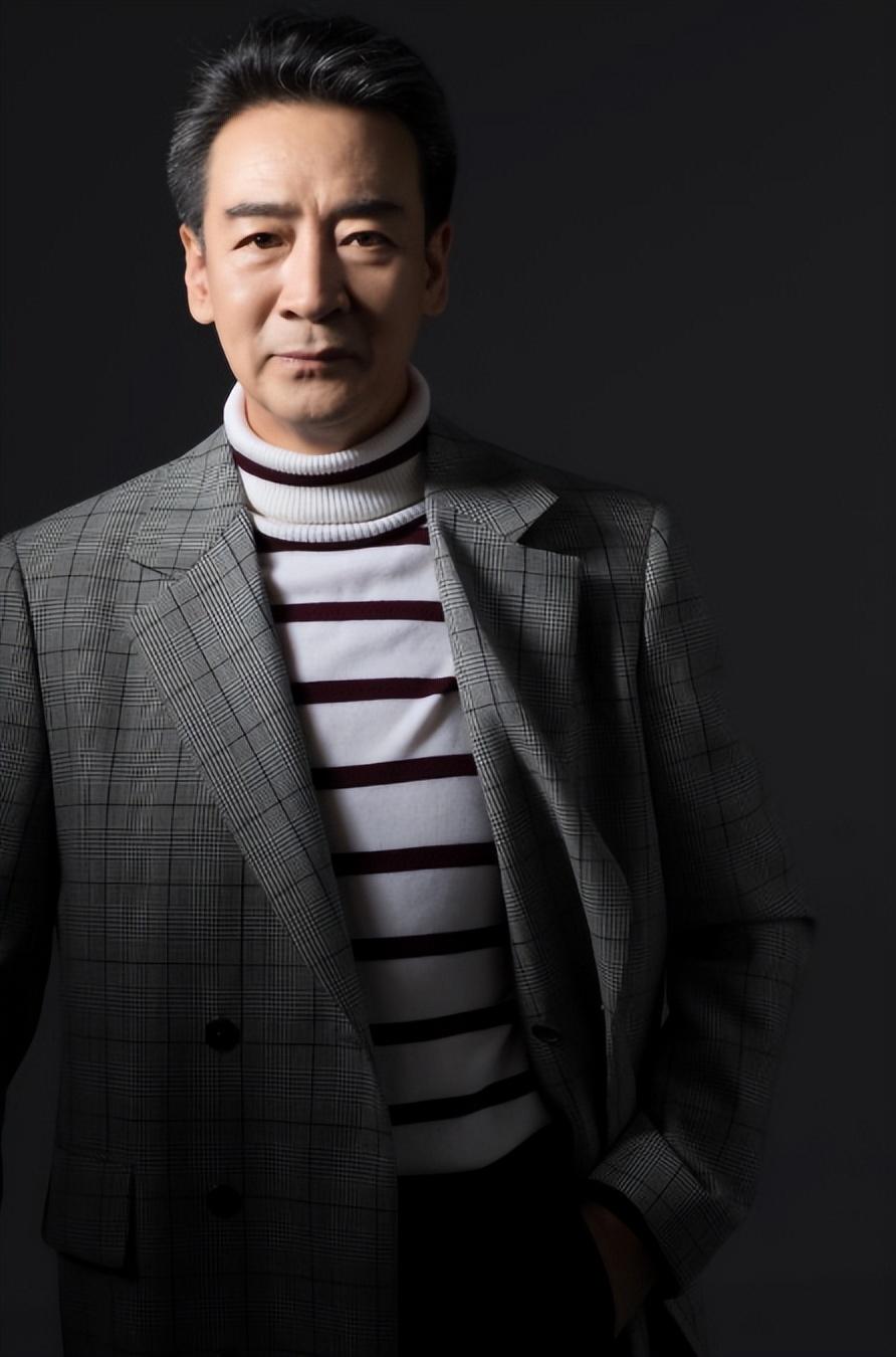 69岁寇振海现状:白发老态,儿子上高中,妻子风韵犹存