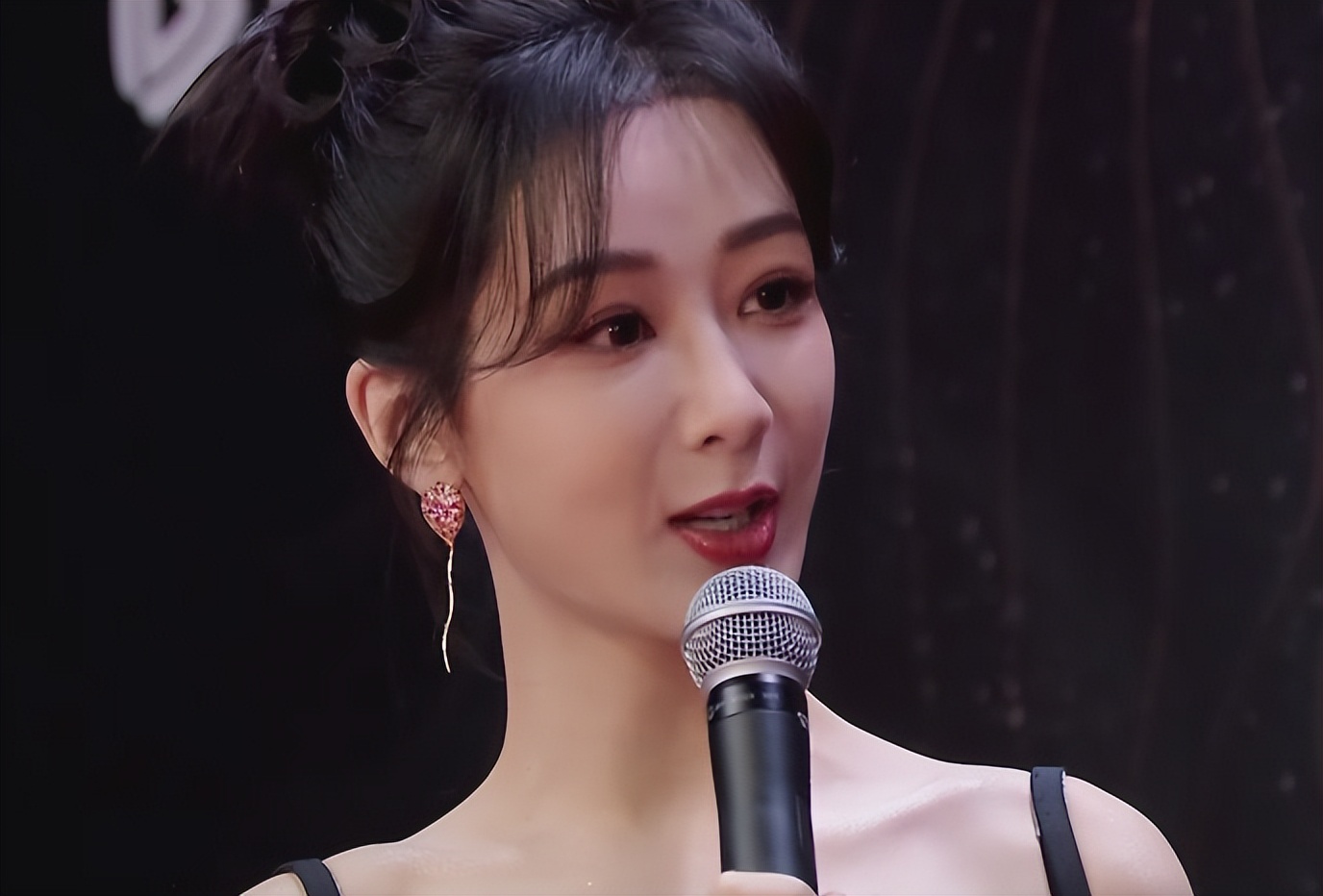 当31岁杨紫和26岁代露娃站一起，我才彻底明白，美人在骨不在皮