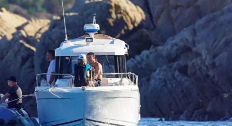 46岁的马克龙光着膀子，一脸宠溺握着70岁布丽吉特的脚脖子，好甜蜜