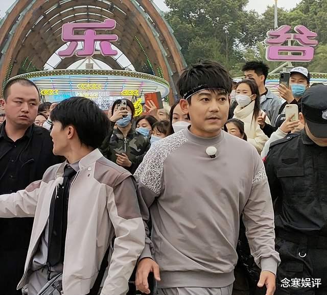 苏醒|苏醒录制跑男滤镜遭粉碎,现场路透照判若两人,龇牙咧嘴表情怪异