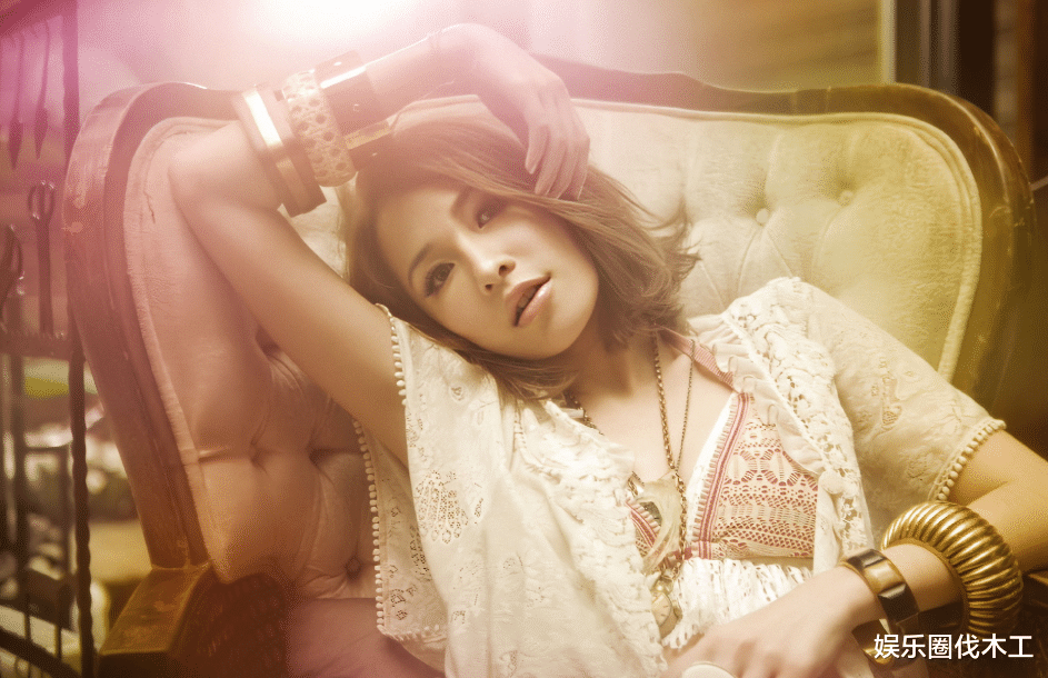 李玟轻生离世，萧亚轩痛哭不止，同病相怜患抑郁刚手术，网友担忧