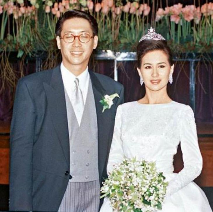 何超琼|当年何鸿燊葬礼上,何超琼特意放一张照片,意在露出半边脸的男人