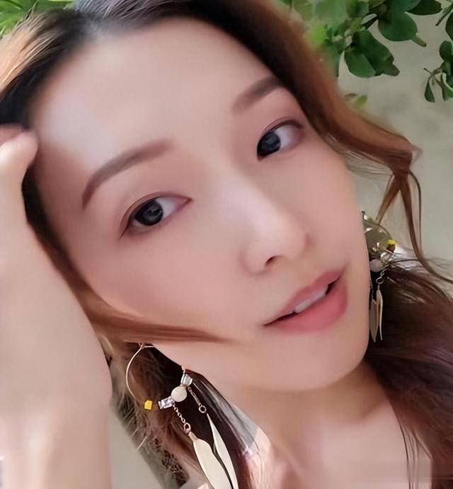 郭嘉文滑雪日记曝光,神秘男子现身引发猜想