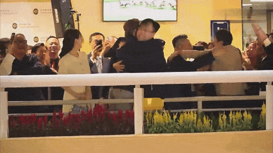 郭富城|郭富城赛马赢200万港元,激动拥抱方媛,身旁岳父笑得见牙不见眼