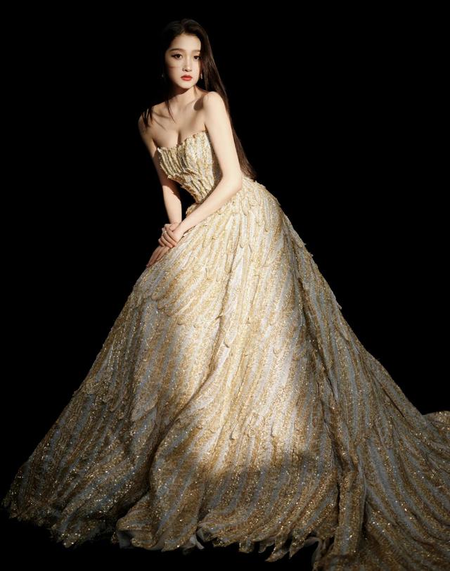 黄渤|女星关晓彤时尚造型：苗条身姿、俊美容颜