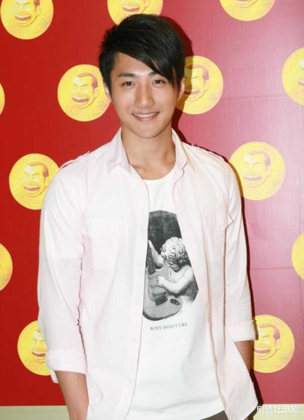 39岁前TVB小生现身内地摆摊卖鸡脚,被网友提及旧爱陈自瑶