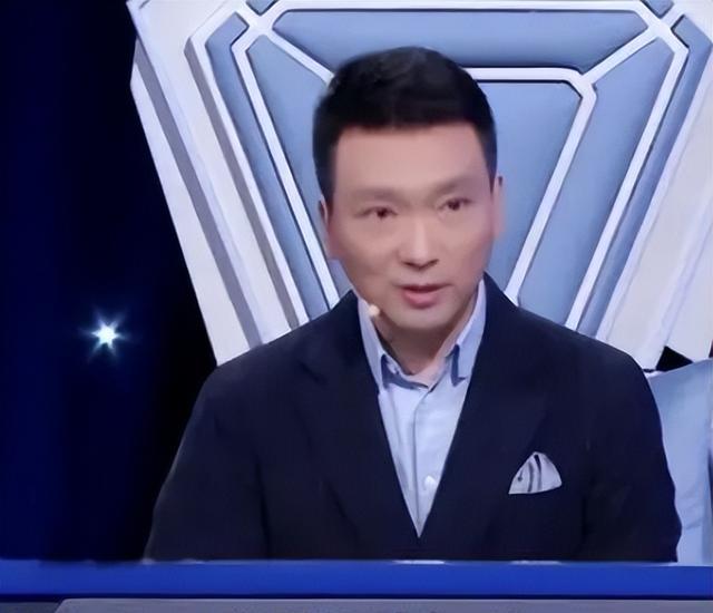 主持人大赛选手杨旭堪称黑马,力压人气选手夺冠,外表神似任鲁豫