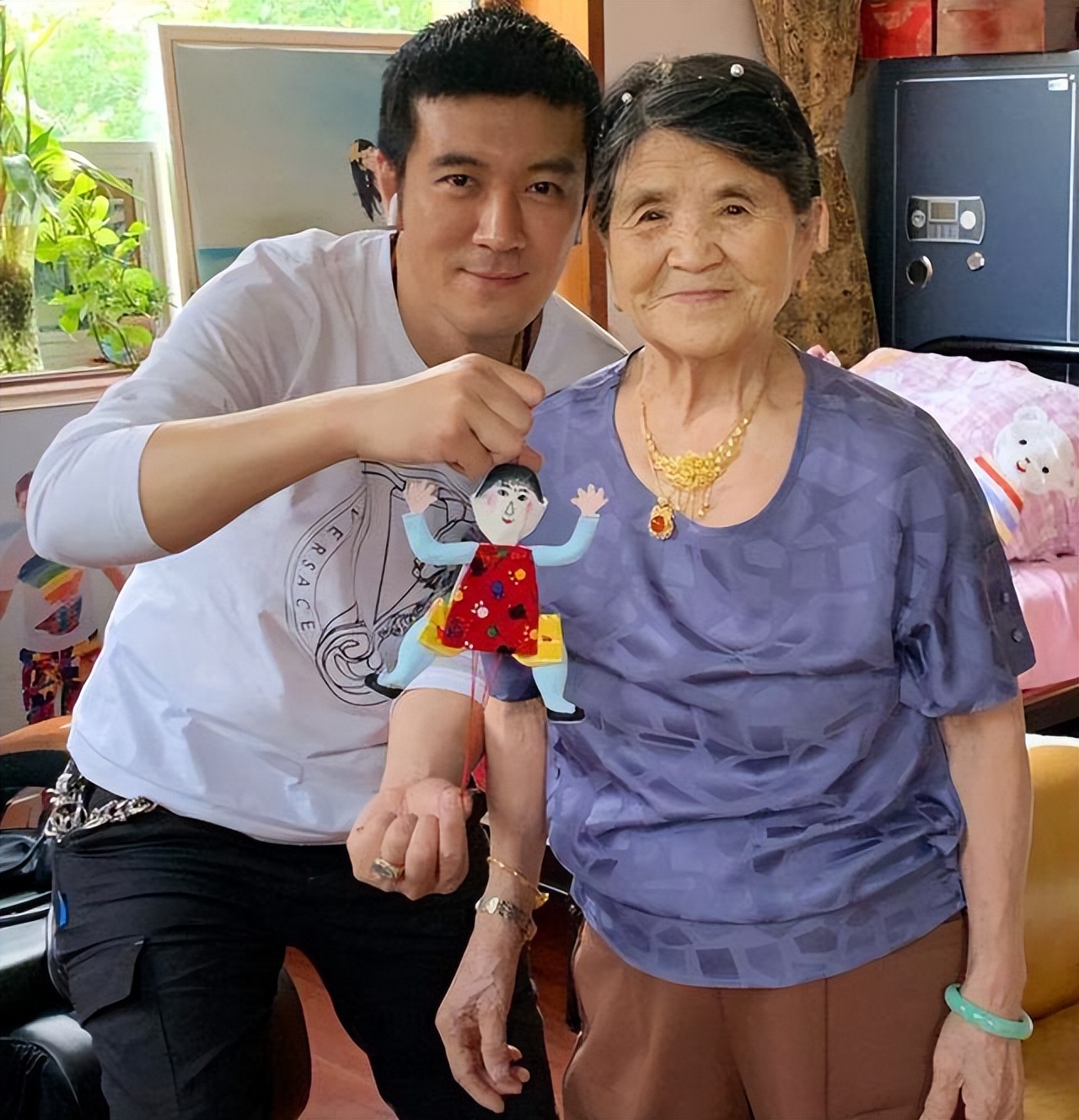 杨子母亲热闹过88大寿，前儿媳陶虹贴心帮切蛋糕，黄圣依避嫌缺席