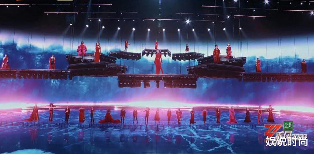 张嘉倪|《乘风2023》首播,张嘉倪深V鎏光长裙惊艳舞台,时尚又大气