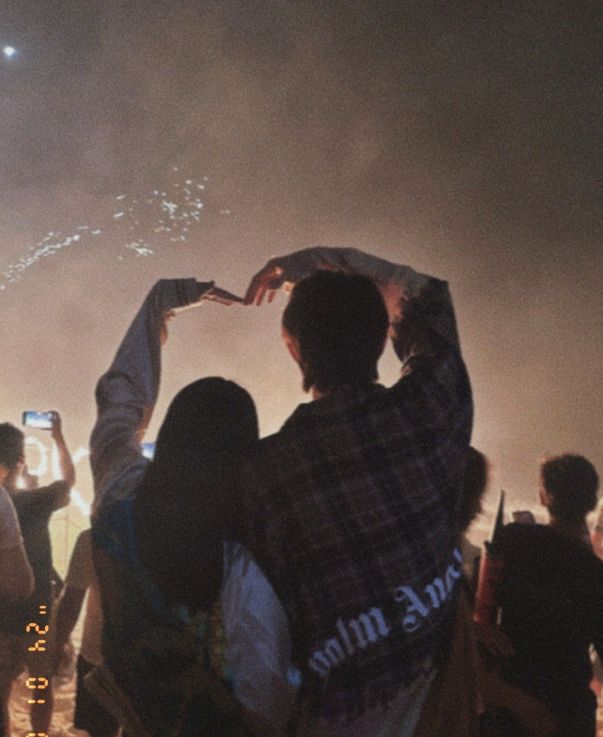 王思聪携30位美女三亚跨年,近照圆润双下巴抢镜,一条裤子穿两年