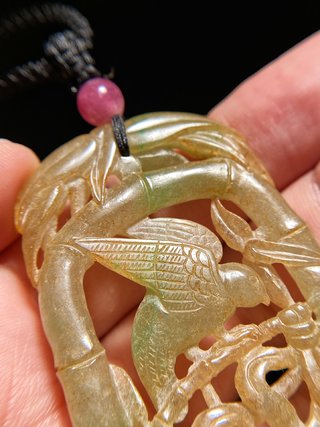 鹦鹉|清 老坑冰种翡翠 受沁 竹节鹦鹉珮