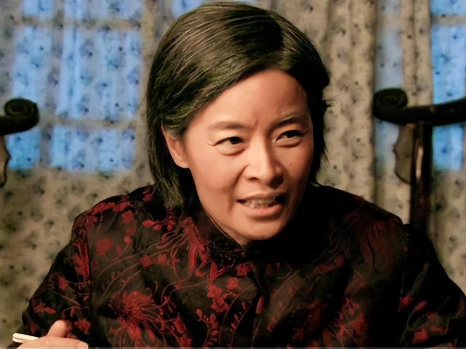 顾艳|演员顾艳回国与母亲团聚,周贤珍坐轮椅出镜,母女挽手画面温馨