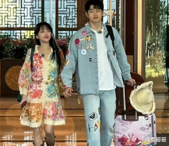 揭秘40岁金莎与小10岁男友的恋情内幕