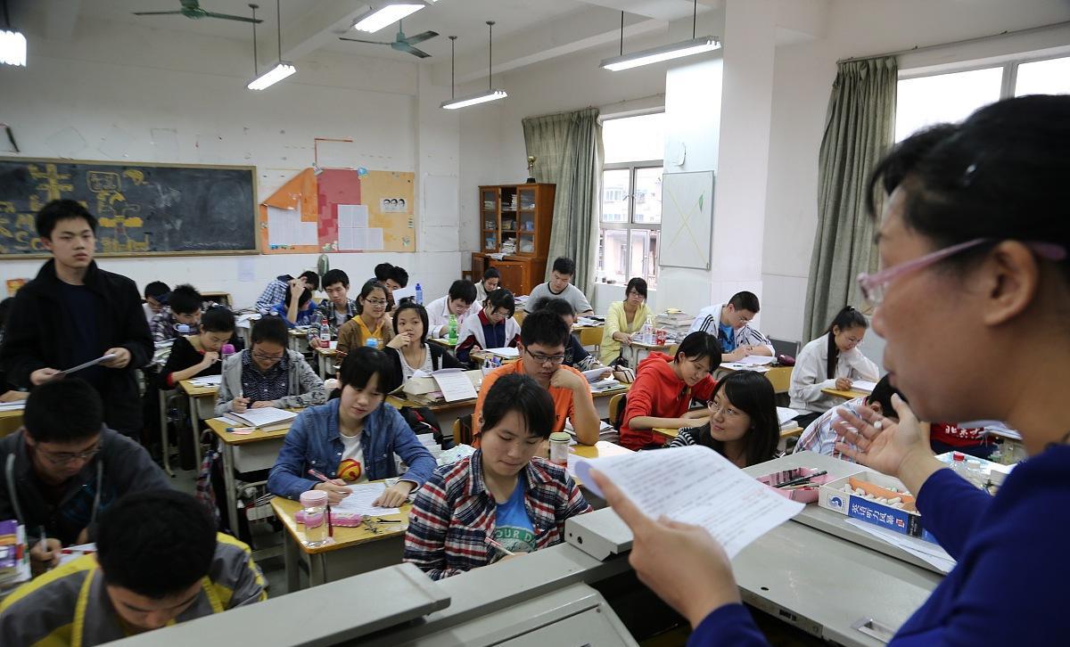 招聘|中小学教师去除编制,招聘老师年薪25万无人问津,改革要不要进行