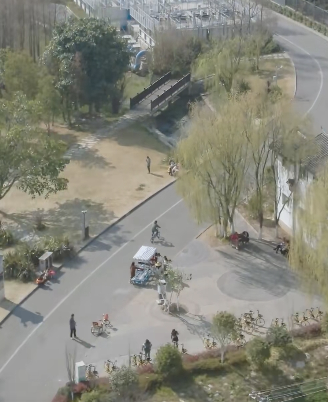 江一燕|江一燕定居农村，携婆婆女儿在院子摘桑葚，住双层瓦片房超接地气