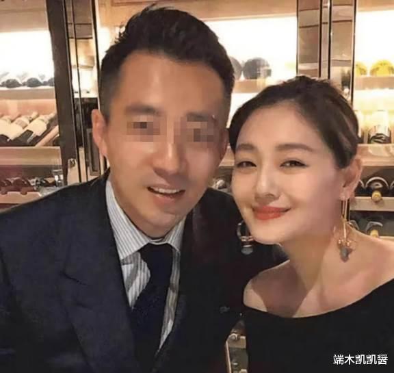 前夫哥跟新女友逛街,女方穿紧身瑜伽裤大秀身材,两人身高相仿