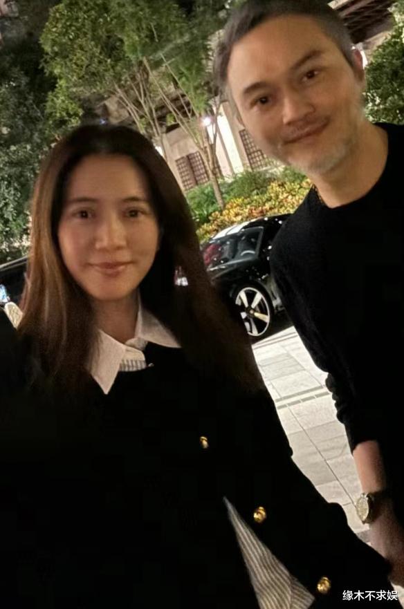 张智霖携妻儿外出被偶遇,头发全白瘦太多,17岁魔童被夸帅气!