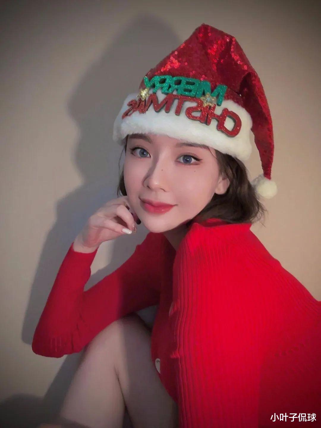 杨鸣新欢照片曝光,45岁离异带娃仍有水蛇腰,网友:虽大7岁但真漂亮