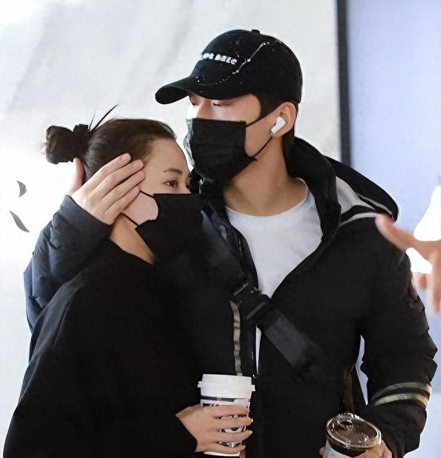 窦骁何超莲婚变再升级?赌王三太收回豪宅,窦骁全程冷脸用绿吸管