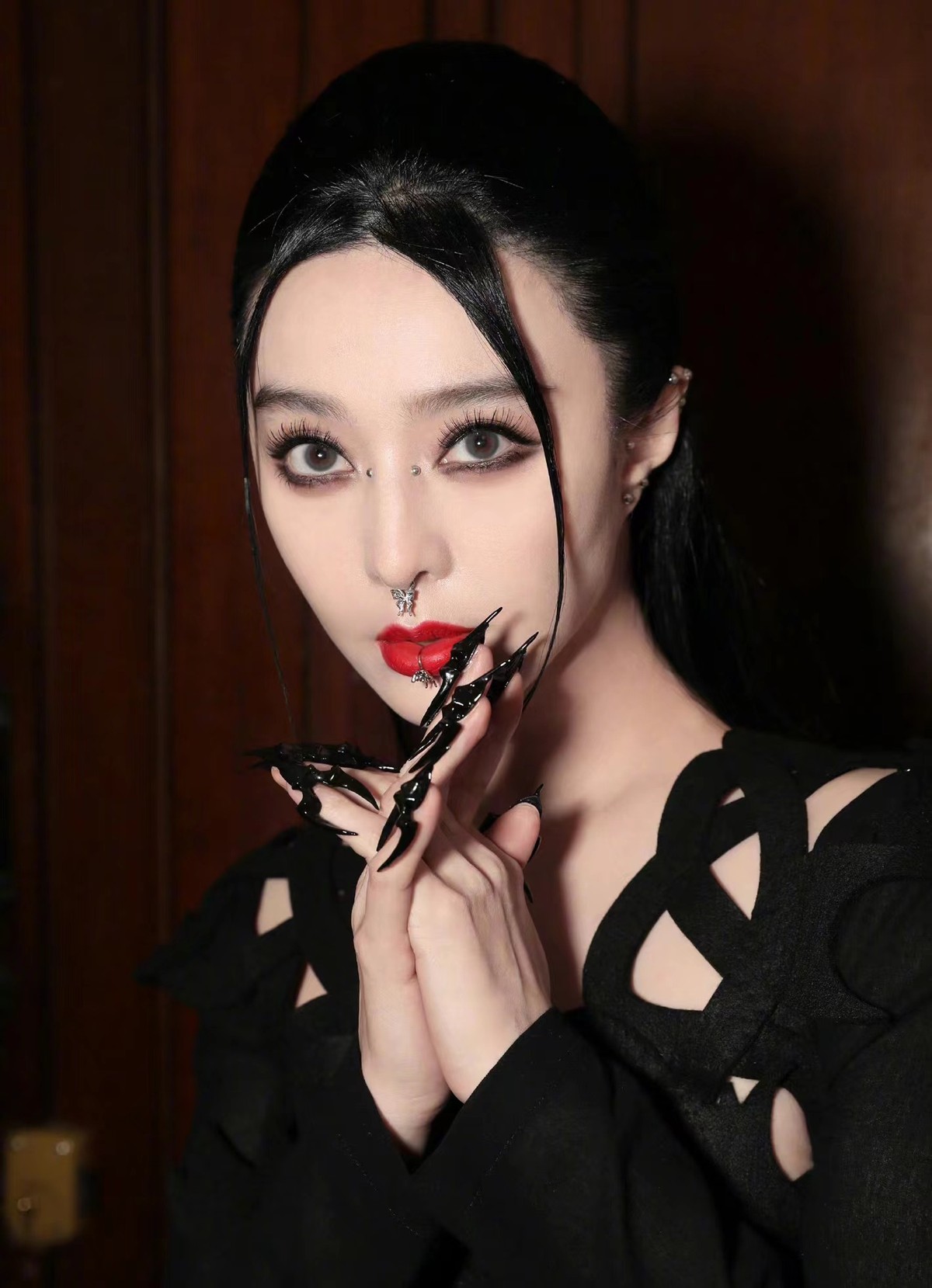 范冰冰|范冰冰巴黎新照彻底变大胆！裙子全是破洞脸上戴鼻环唇环，真服了