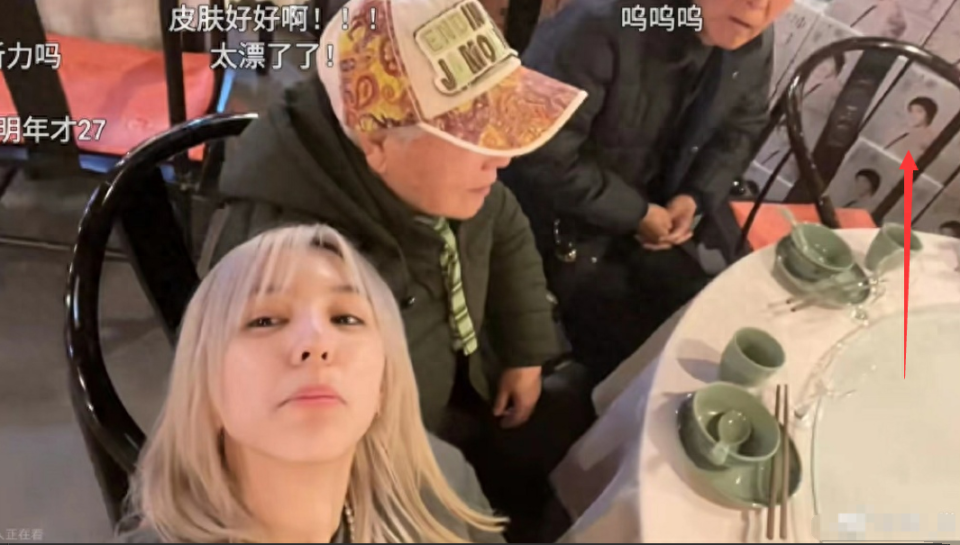 华晨宇女友低调秀恩爱,戴情侣项链,模仿华晨宇拍照,力证没分手