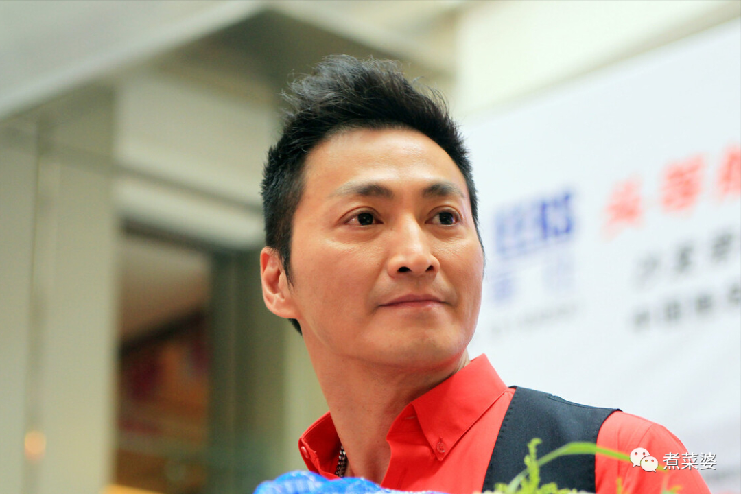 |何家劲晒60元一份的高铁盒饭火了，红烧肉很吸睛，网友：看着挺香