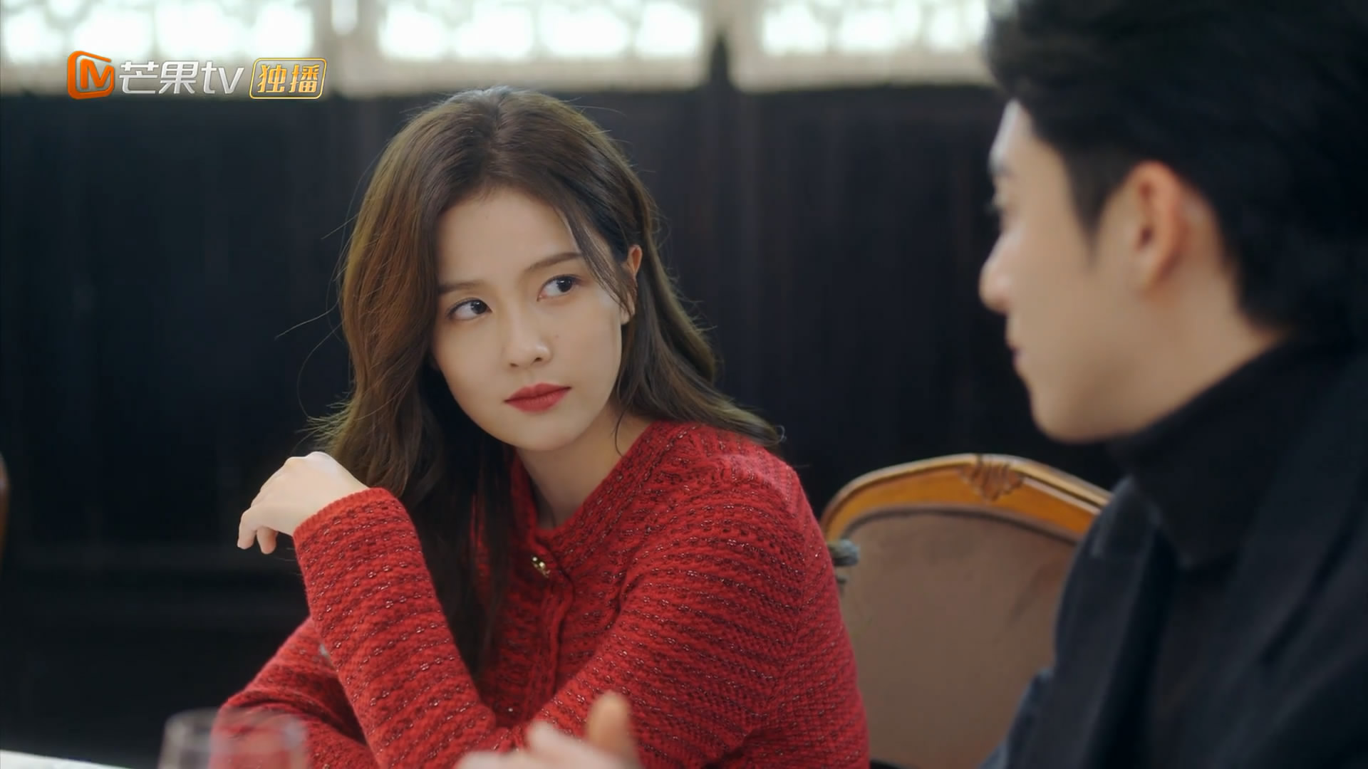 看了《新闻女王》才发现，《以爱为营》里面的记者太业余