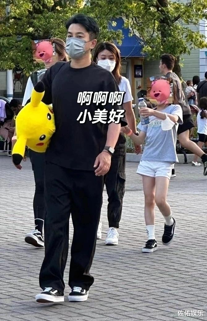 杨幂童心未泯街头夹娃娃，活蹦乱跳可爱如初恋，助理现场传功超有趣