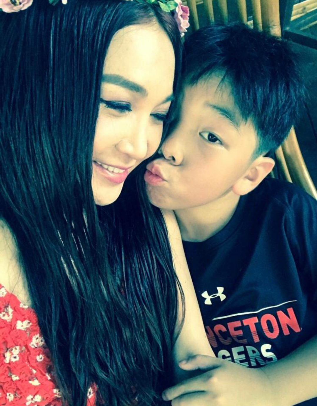 温碧霞|56岁温碧霞晒与13岁养子合影,贴脸卖萌像恋人,庆祝他从美国放假回家