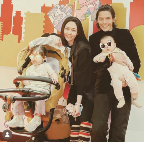 向佐与妻儿团聚，与女儿更亲近，仨保姆帮带娃郭碧婷依旧难掩憔悴