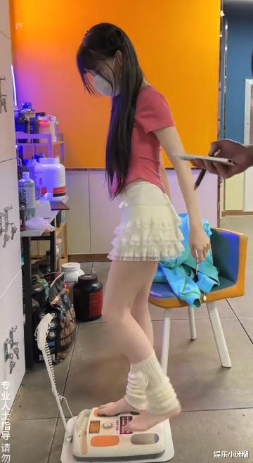 萝莉 网红蔡萝莉健身房减肥，底裤外穿、被男教练摸腰，网友：注意安全