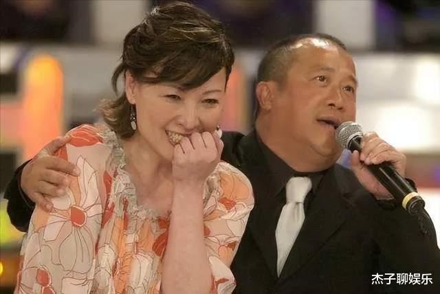 曾志伟|曾志伟与好友遗孀逛街被拍，两人已互相陪伴9年！男方3年前丧妻