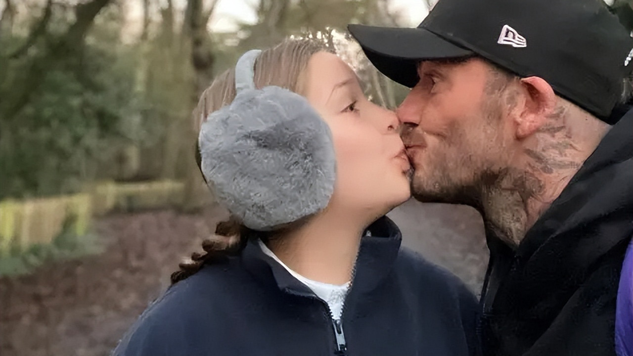 贝克汉姆|有悖伦理？48岁贝克汉姆亲女儿嘴还不够，如今当众环抱咬女儿耳朵