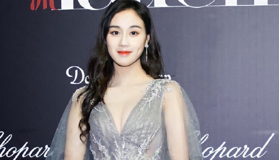 25岁何超欣参加活动,穿礼服秀身材,比例夸张背景变形被质疑P图