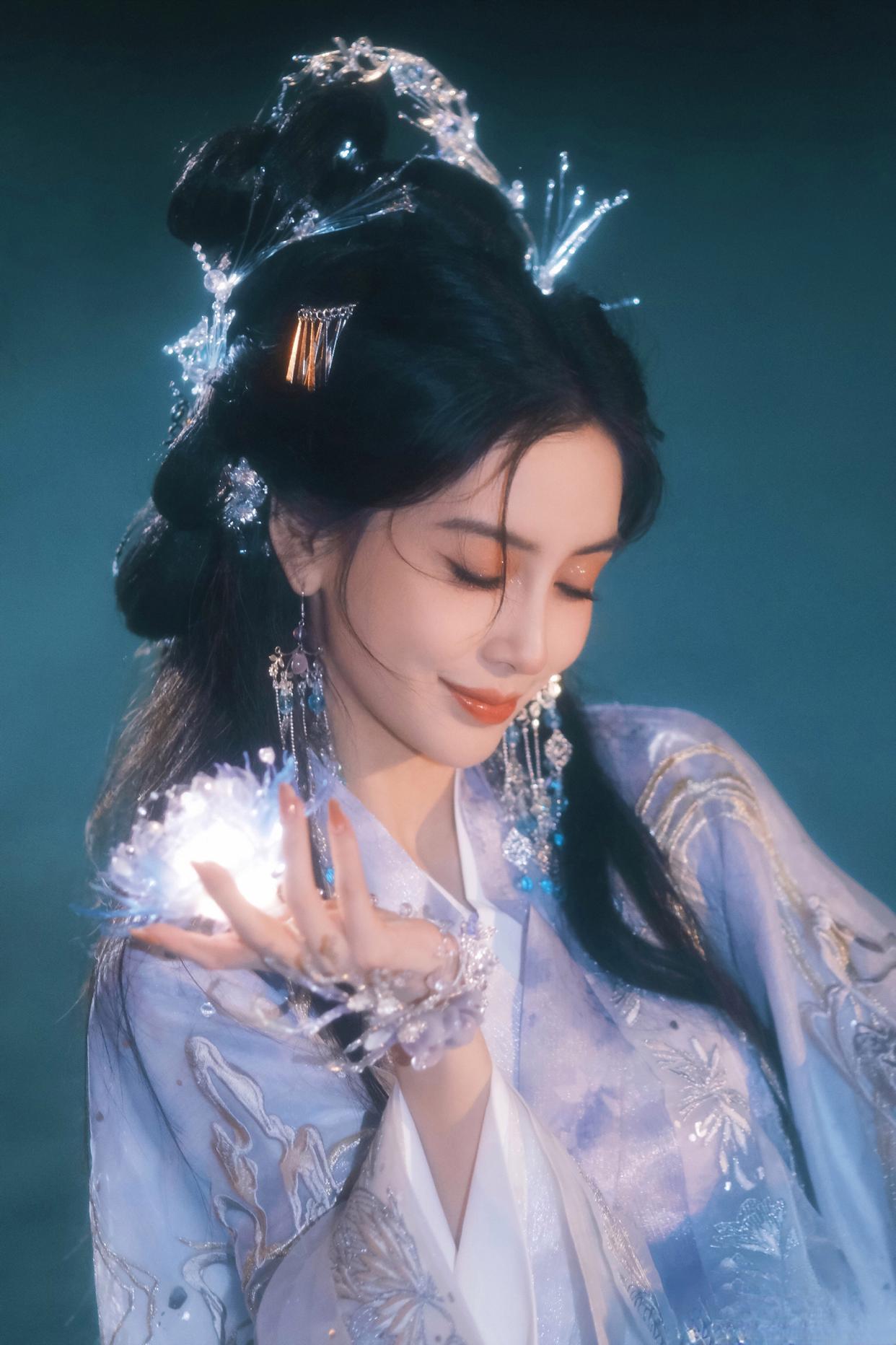 杨颖、张嘉倪陷入“疯马秀”风波，2位“前夫哥”分别是什么态度？