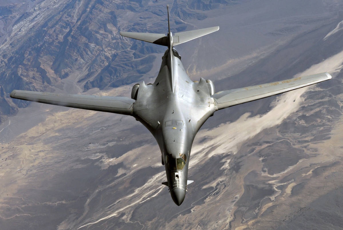 继f35后,歼20再次驱离b1b轰炸机,美飞行员依然到目视才发现?