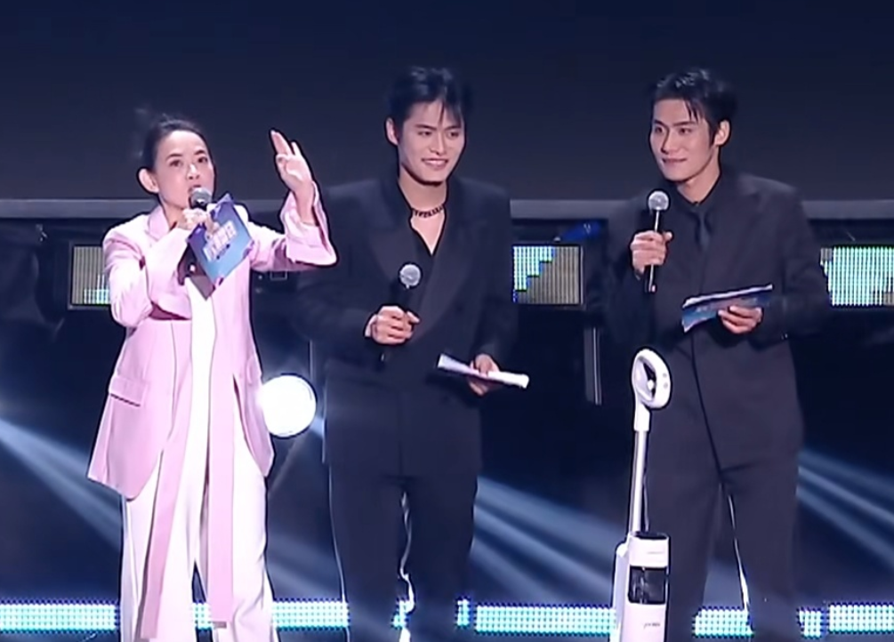 小杨哥演唱会大翻车！维塔斯假唱，朴树忘词跑调，张信哲差点摔倒