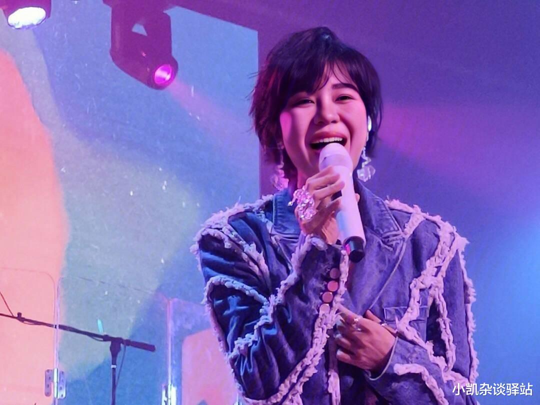 郁可唯演唱会舞台激光照射引争议,观众相机受损,场馆方拒绝赔偿