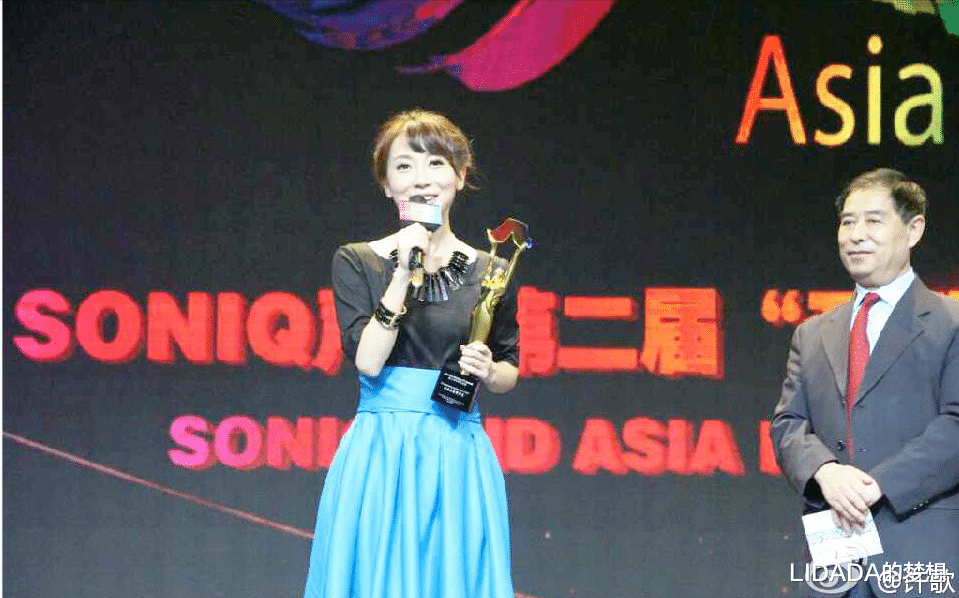 她被称“演艺界小魔女”,出道16年不温不火,但有好老公和帅儿子