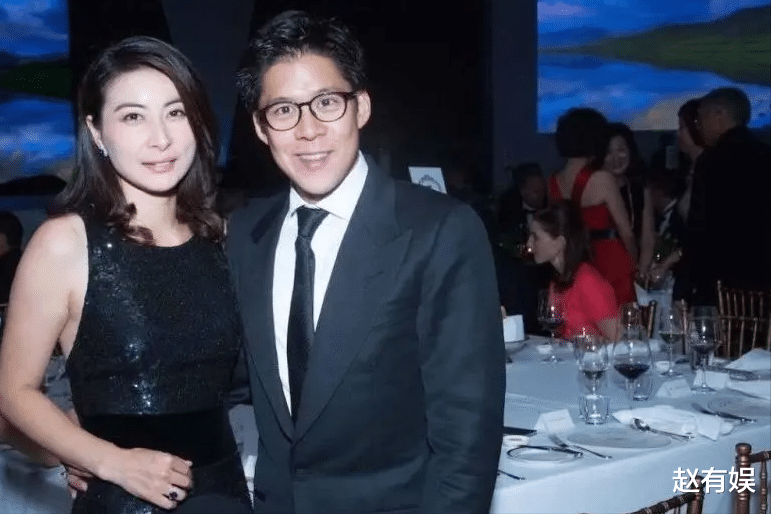 郭晶晶晒全家福为霍启刚庆生，豪宅大客厅曝光，满地衣服一片狼藉