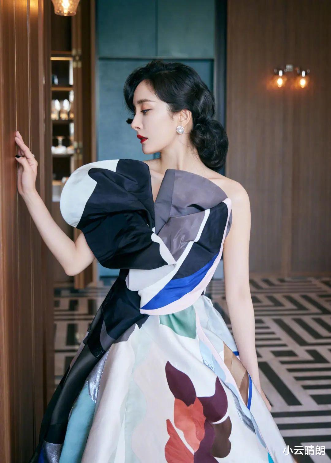 离开嘉行的杨幂大放光彩,黑天鹅红唇妆美极了!