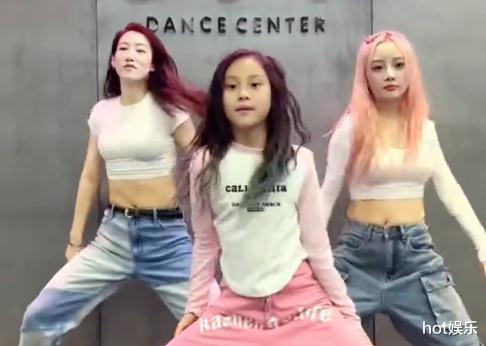 李小璐带女儿看展,身材发福气色不佳,白发明显,甜馨皮肤黝黑