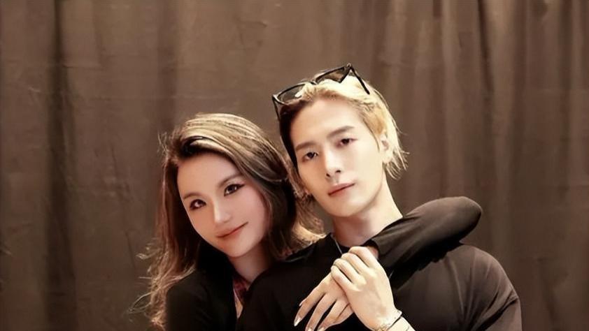 风波升级！大杨嫂王嘉尔亲密照引争议，大杨哥回复略显卑微