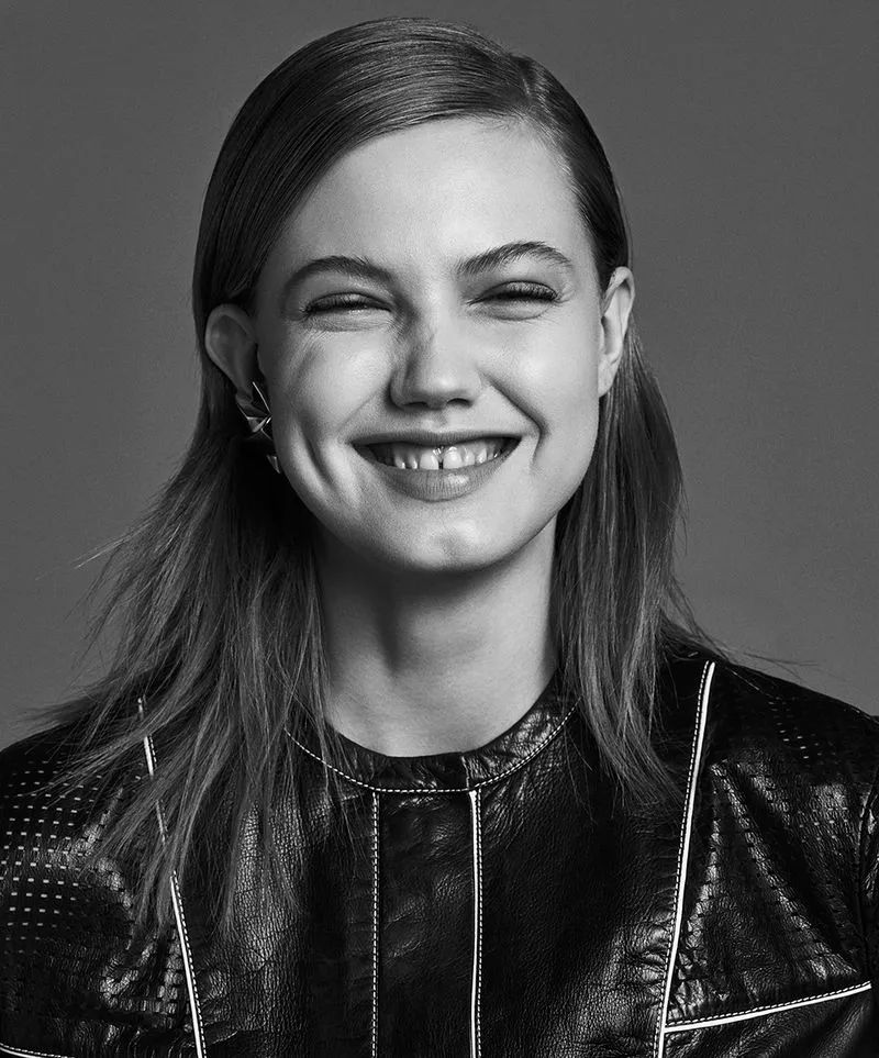 29岁最丑超模生娃，看到老公后网友笑了：这一家的颜值够绝的...