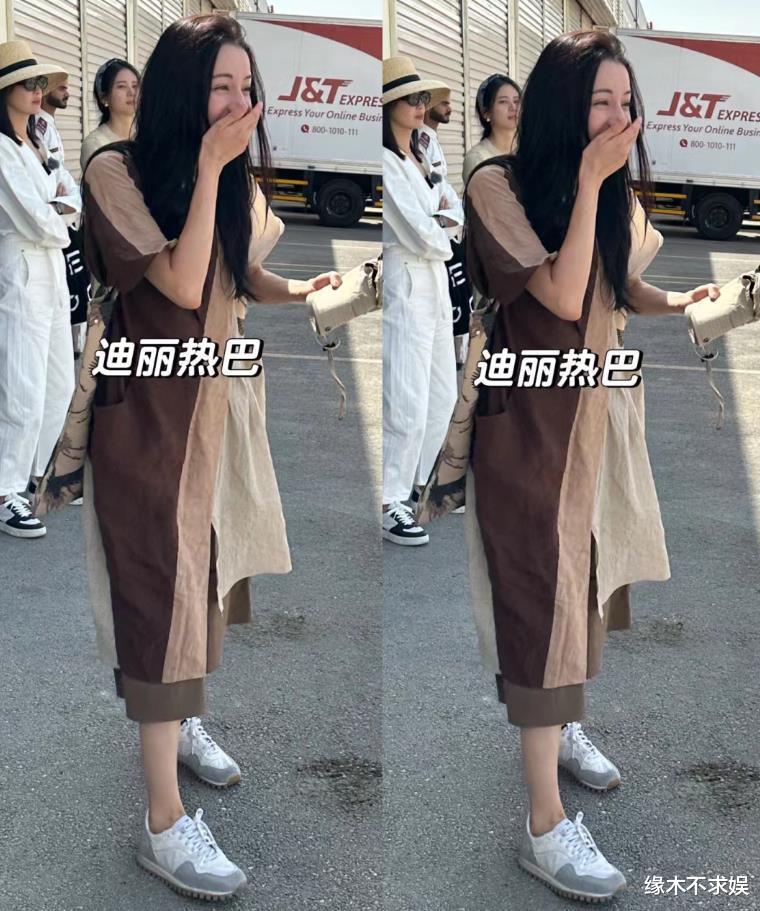 迪丽热巴抵达沙特!素颜出镜、头发凌乱,一身穿搭5000元却引争议!