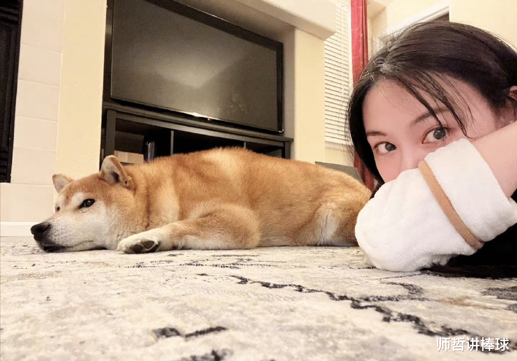 郑爽近照曝光,身体发福头发稀疏!网友:怎么脱发成这样?!