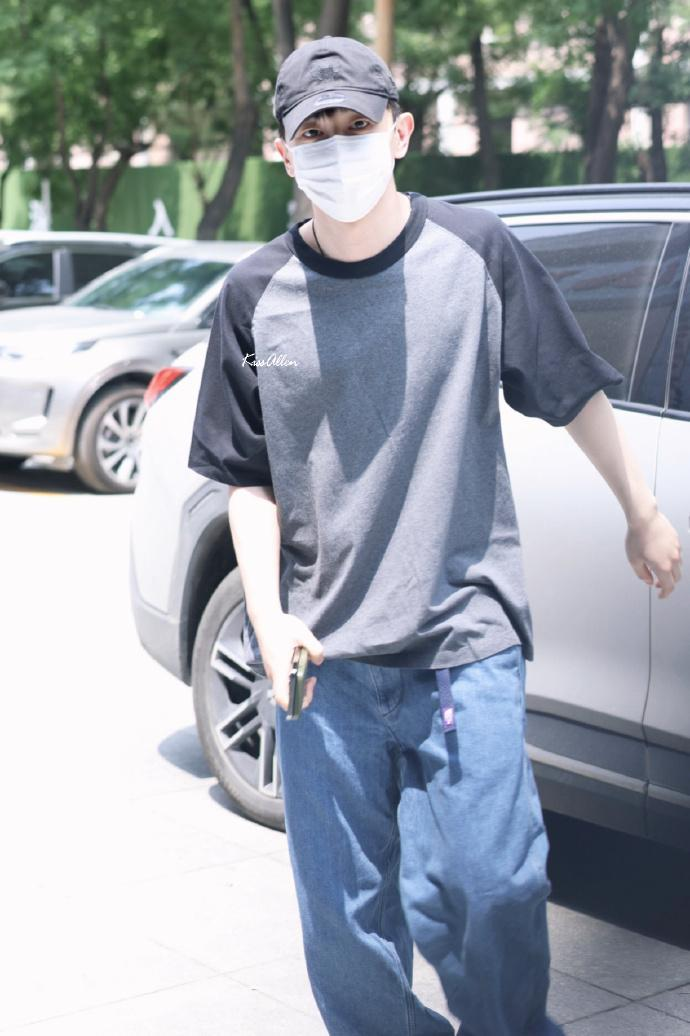 邓伦|邓伦参加发小婚礼，不当伴郎不抢风头，怀抱小女孩引热议